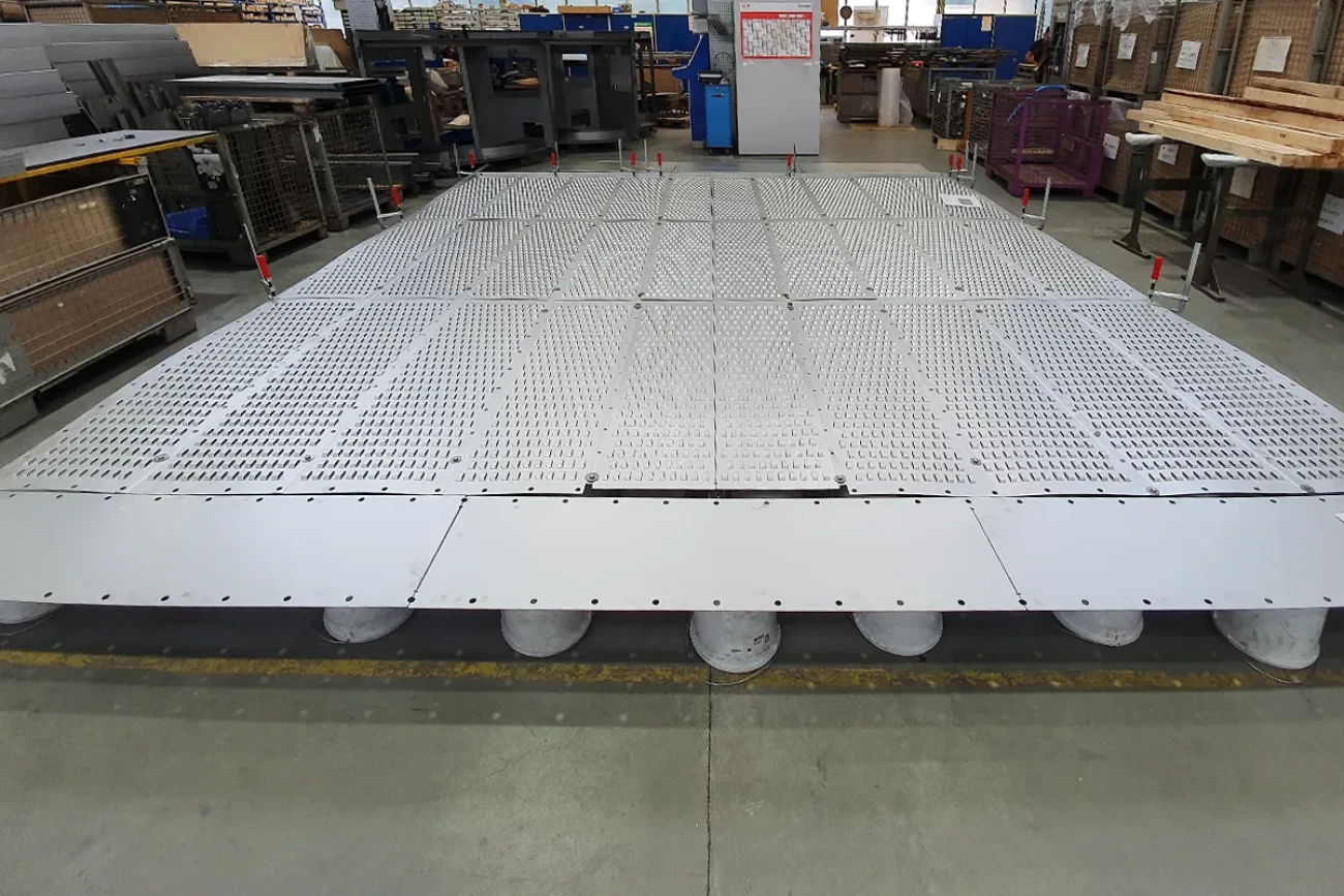 eine lose Kolonneneinbauten Platte im Lager