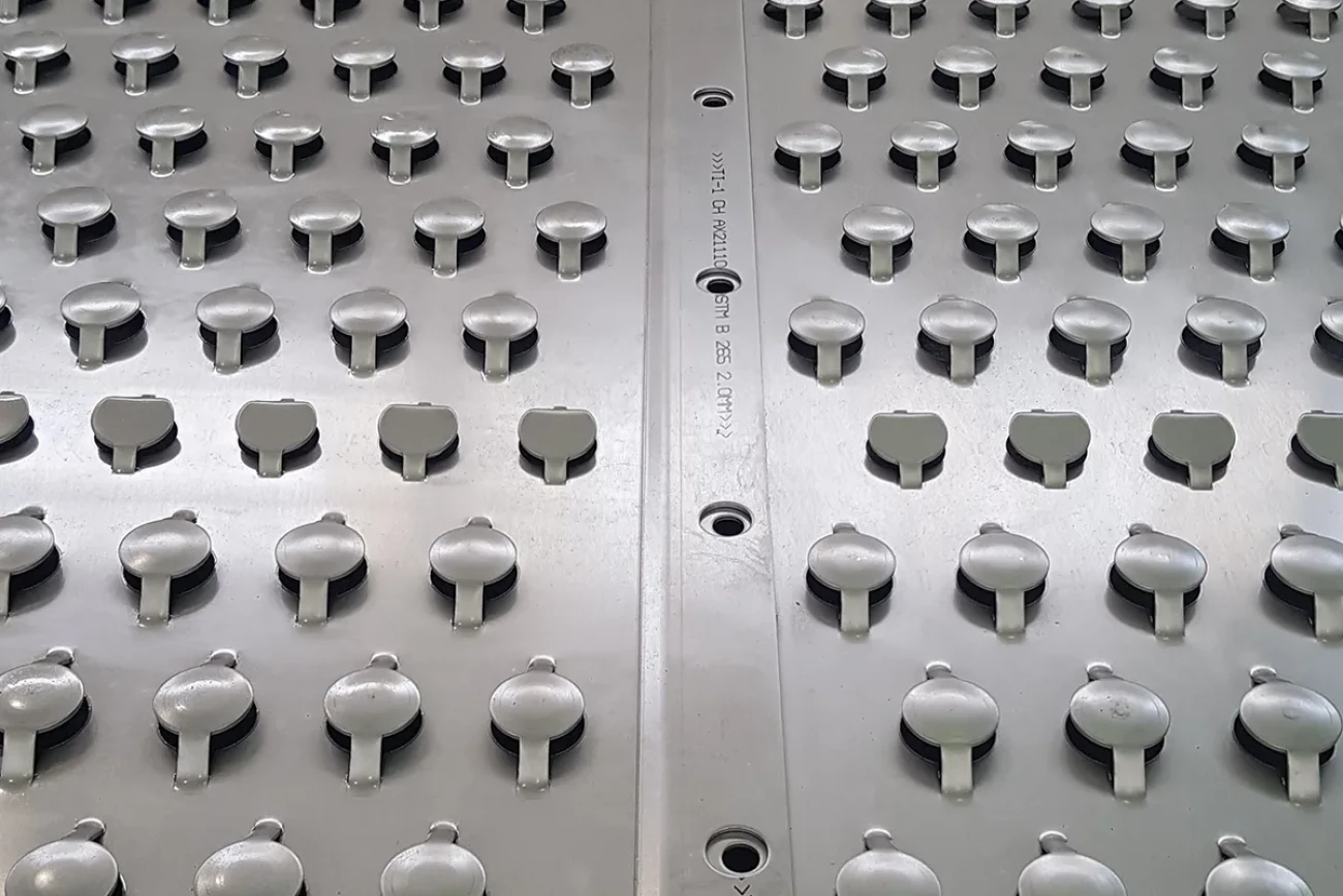 nahe Bildaufnahme von Kolonneneinbauten auf dem Boden