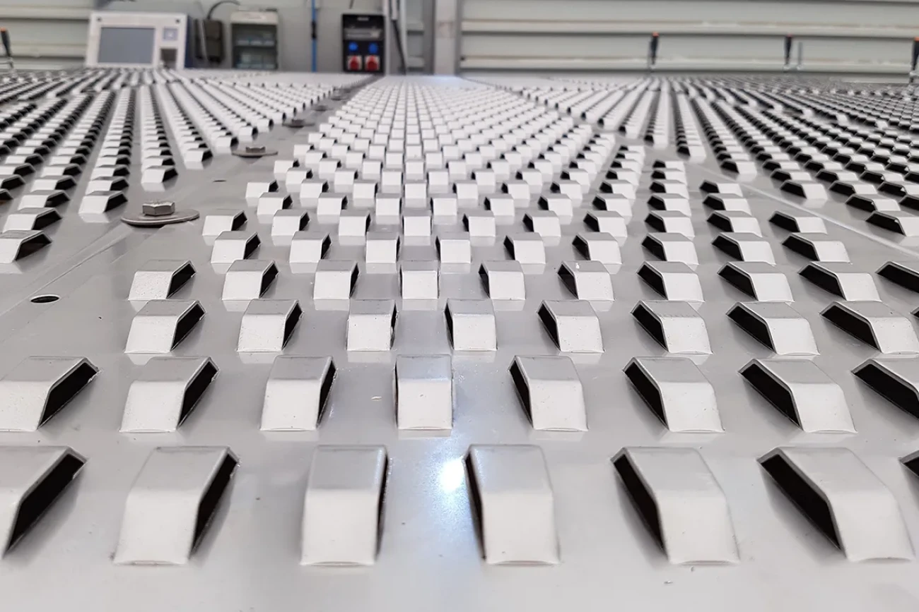 nähere Bildaufnahme von Kolonneneinbauten auf dem Boden