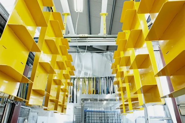 Gelbe pulverbeschichtete Bleche beim Trocknen