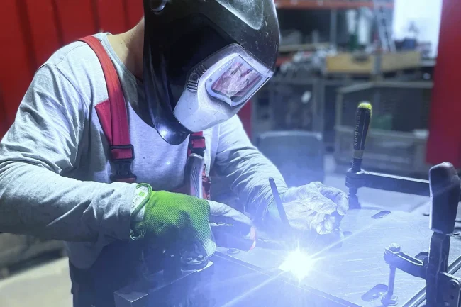 unser Mitarbeiter beim Zusammenschweißen